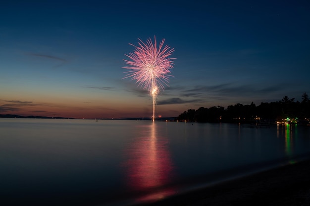 Paisaje del mar con fuegos artificiales sobre él por la noche - perfecto para papel tapiz