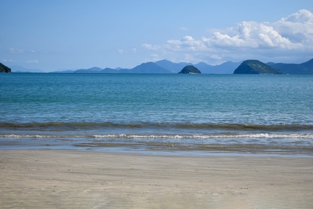 Paisaje de mar y montaña de playa