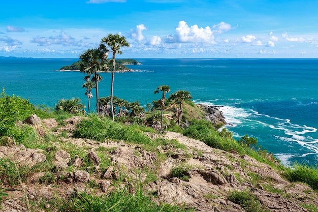 Paisaje de mar y montaña