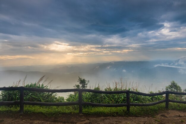 Paisaje mar de niebla en la montaña