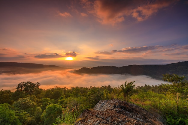 Paisaje mar de niebla sobre las montañas