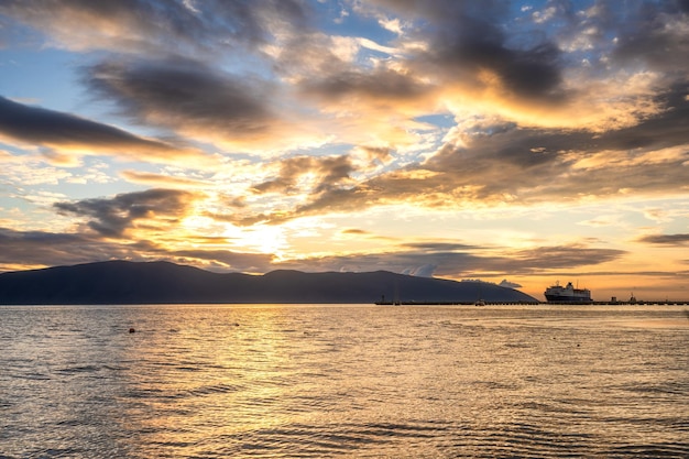 Paisaje de mar con nubes al atardecer en albania