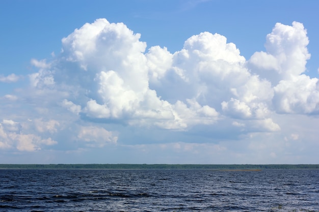 Paisaje de mar con olas y cielo con nubes en verano.