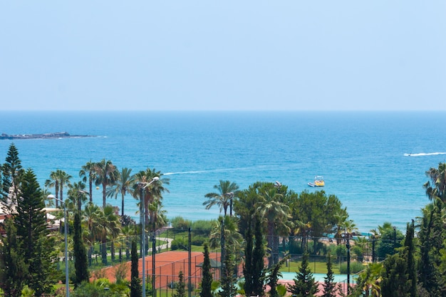 Paisaje de mar de la playa de pavo. Paraíso en alanya. Resort para vacaciones de verano. Pista de tenis.