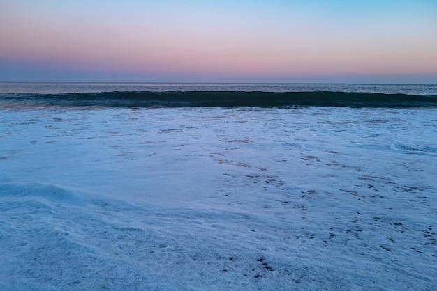 Paisaje de mar y playa tropical al atardecer o al amanecer para viajes de ocio y vacaciones reflec