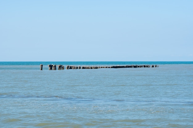 Paisaje de mar con rompeolas beton. Mar Negro, Poti, Georgia