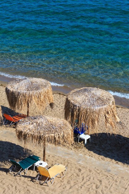 Paisaje de mar de verano con agua transparente y playa de arena. Vista desde la orilla (Sithonia, Halkidiki, Grecia).