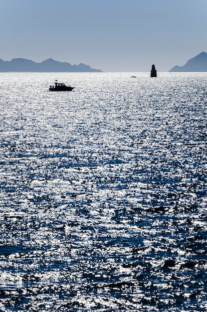 Paisaje de mar y un yate.