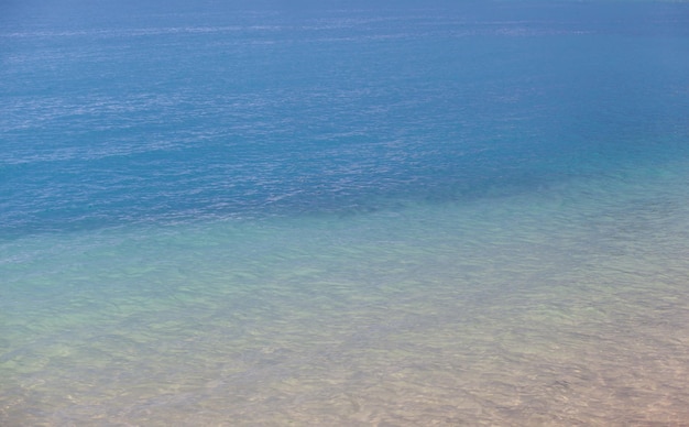 Paisaje marino de agua clara en el mar. Agua clara en el océano, mar o lago. Ondas de agua en el sol.