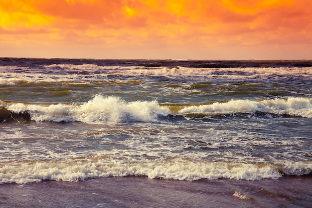 Paisaje marino al atardecer