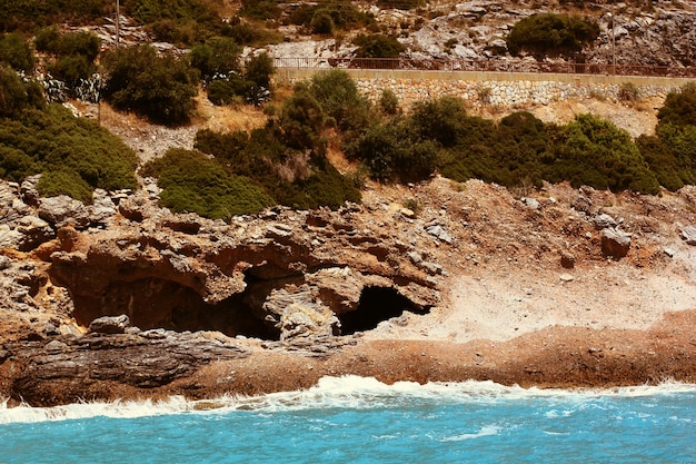 Paisaje marino con alta roca inaccesible