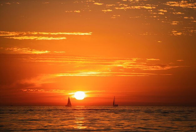 Paisaje marino amanecer dorado sobre el mar naturaleza paisaje hermoso color naranja y amarillo en el sol del océano