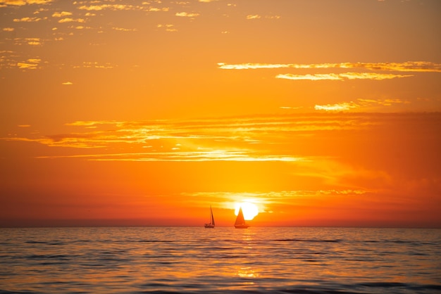 Paisaje marino amanecer dorado sobre el mar Paisaje natural Hermoso color naranja y amarillo en la puesta de sol del océano Paisaje marino con cielo dorado y nubes