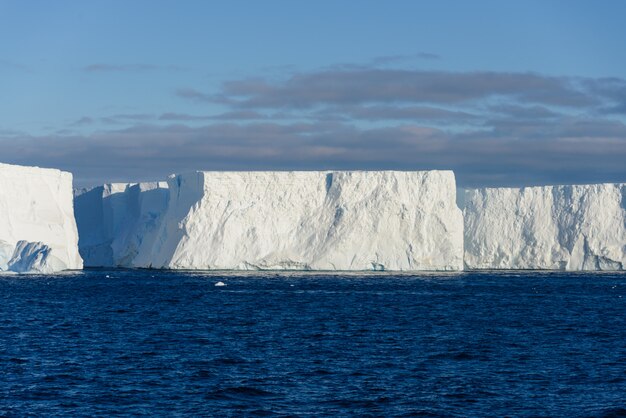 Paisaje marino antártico con iceberg