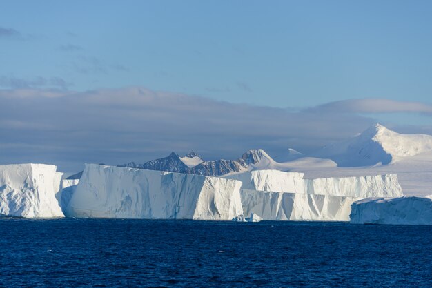 Paisaje marino antártico con iceberg