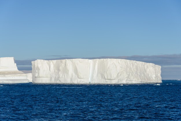 Paisaje marino antártico con iceberg