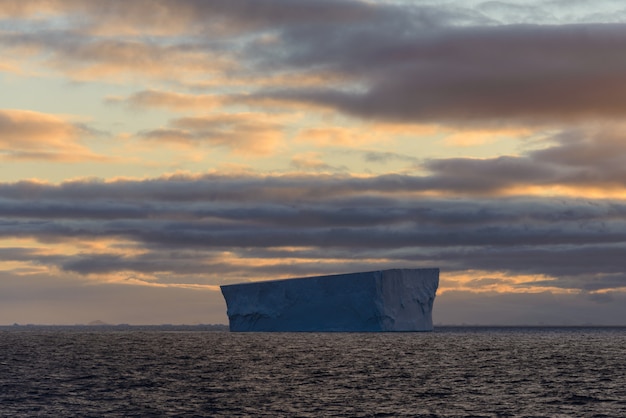 Paisaje marino antártico con iceberg