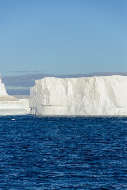 Paisaje marino antártico con iceberg