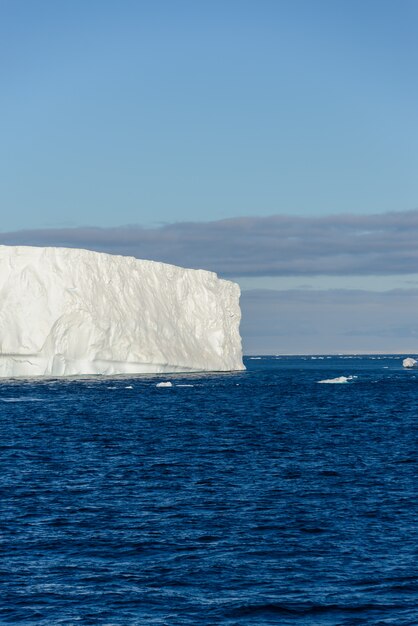 Paisaje marino antártico con iceberg