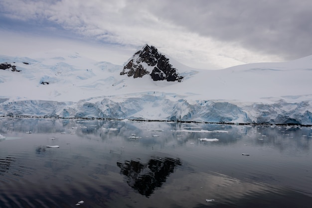 Paisaje marino antártico con reflejo