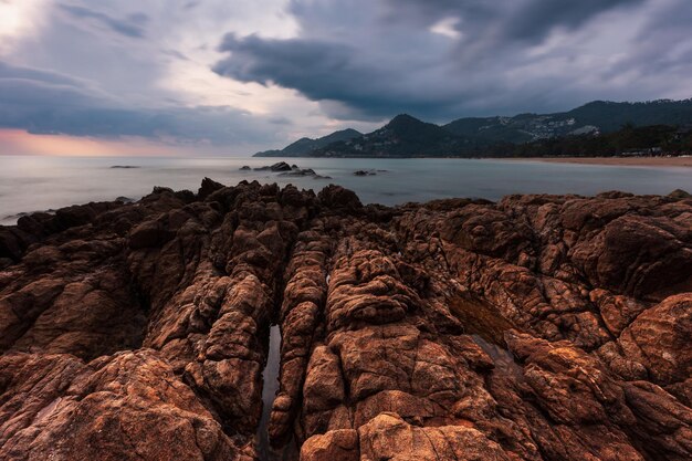 Paisaje marino artístico con rocas de granito en la costa del mar frente al colorido cielo del amanecer Samui Tailandia