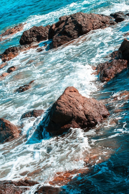Paisaje marino azul con olas y rocas
