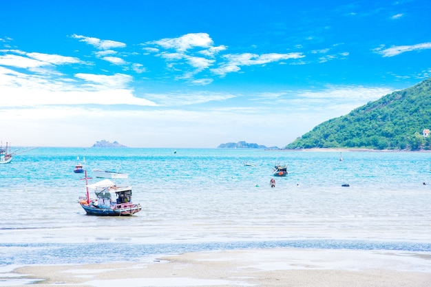 Paisaje marino y barco de pesca