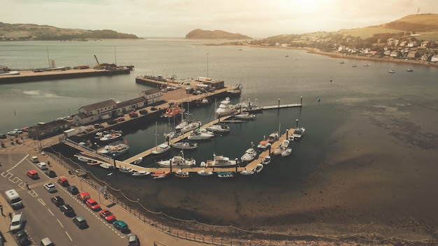 Paisaje marino con barcos de yates en el paisaje urbano aéreo del puerto con edificios modernos en las calles del centro