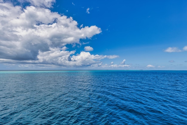 Paisaje marino brillante y hermoso, playa de arena, nubes reflejadas en el agua, ecología minimalista natural