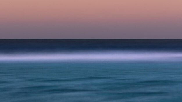 Paisaje marino con capas lechosas borrosas de aguas tranquilas, olas y nubes al atardecer Mar Rojo Egipto