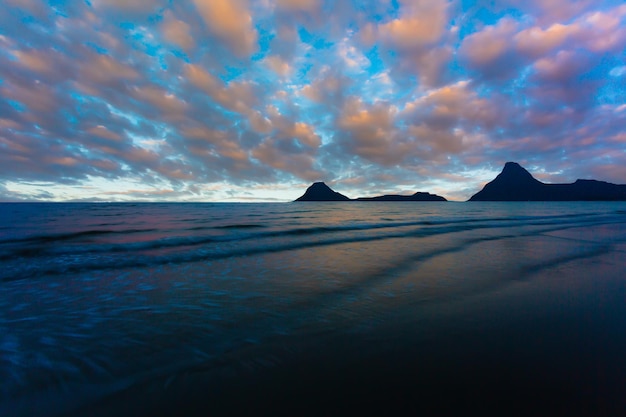 Paisaje marino y cielo nocturno en el parque nacional Sam Roi Yod de Tailandia