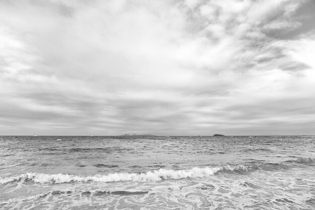 Paisaje marino y cielo con nubes paisaje de nubes blancas Olas del mar en el cielo nublado en philipsburg sint maarten Vacaciones en la playa en el Caribe pasión por los viajes Perspectiva de libertad y futuro