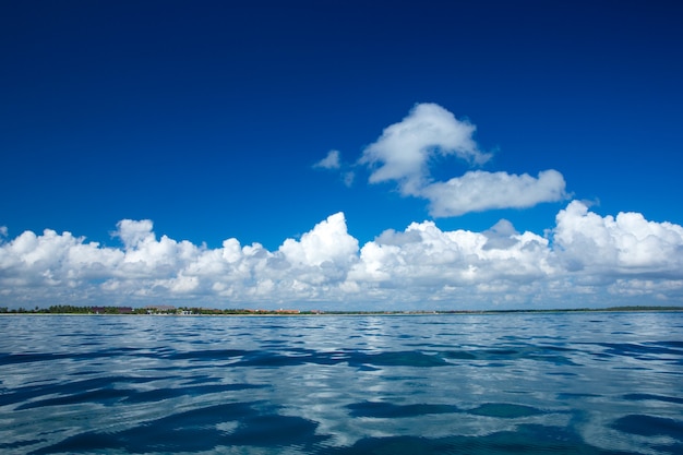 Paisaje marino con cielo