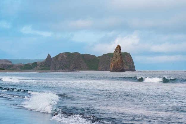 Paisaje marino de la costa del océano Kunashir con una enorme roca vertical en el agua