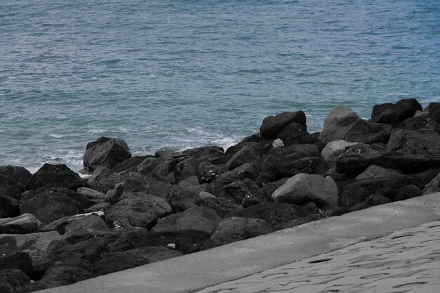 Paisaje marino Costa rocosa Las olas rompen en las rocas a la orilla del mar