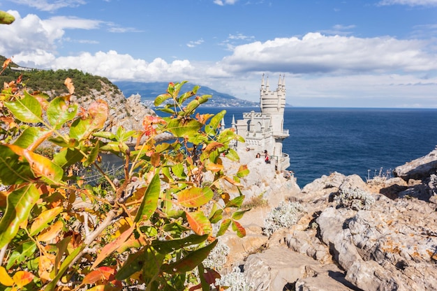 Paisaje marino en Crimea con castillo sobre abismo Panorama escénico con punto de referencia de Crimea