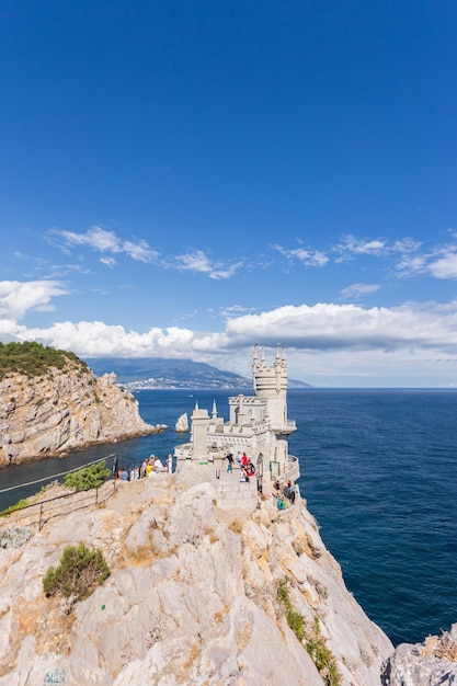 Paisaje marino en Crimea con castillo sobre abismo Panorama escénico con punto de referencia de Crimea