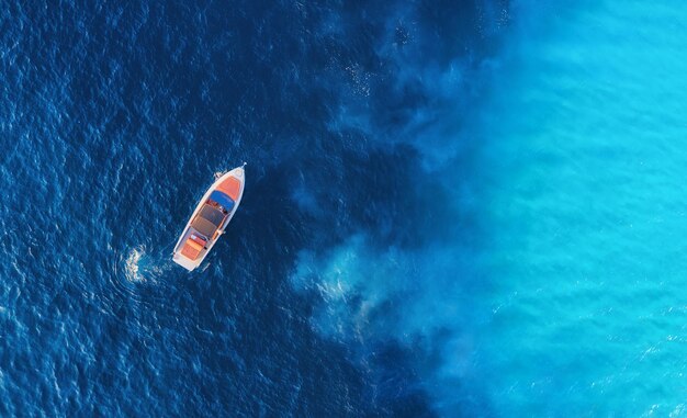 Paisaje marino croata con yates en barco en la superficie del mar Vista aérea del barco flotante de lujo en el mar Adriático azul en un día soleado Imagen de viaje