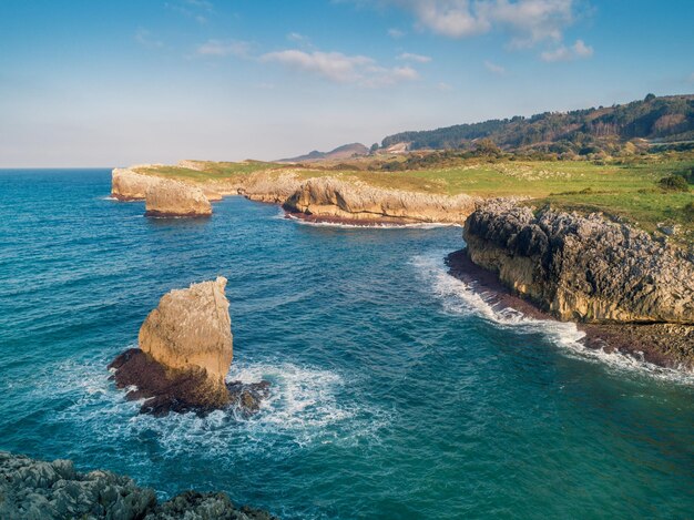 Paisaje marino en un día soleado Costa rocosa Vista aérea de la Bahía de Buelna y El Picón Buelna Asturias España