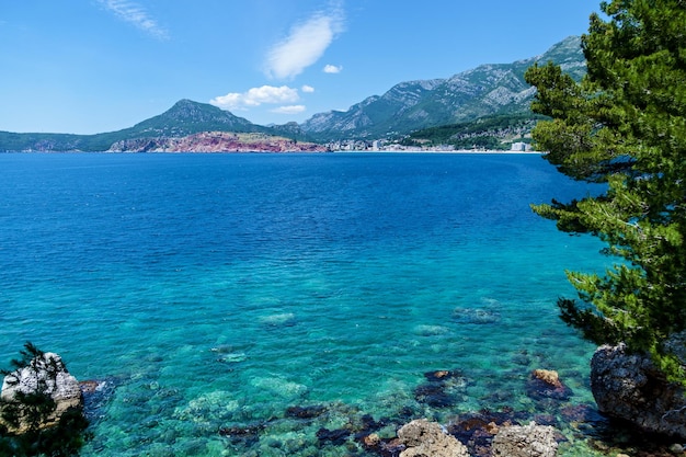 Paisaje marino en un día soleado Hermosos paisajes marinos, montañas y naturaleza en Montenegro