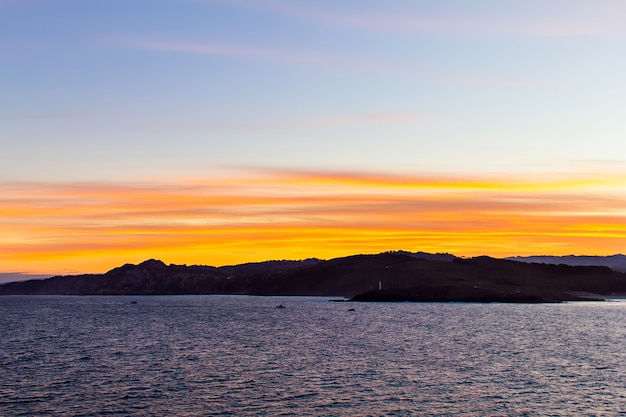 Paisaje marino e islas a la luz del atardecer.