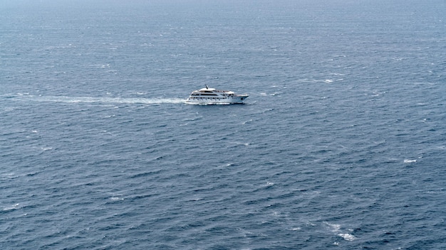 Paisaje marino sin fin Un barco turístico un transatlántico navega en el azul mar Adriático Vacaciones en el barco y en las olas