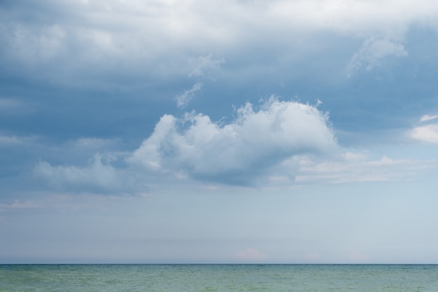 Paisaje marino en el fondo de nubes oscuras antes de una tormenta eléctrica