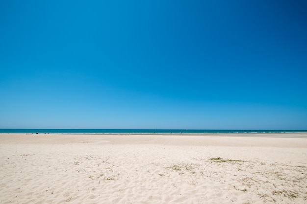 Paisaje marino de la hermosa playa tropical con cielo tranquilo.