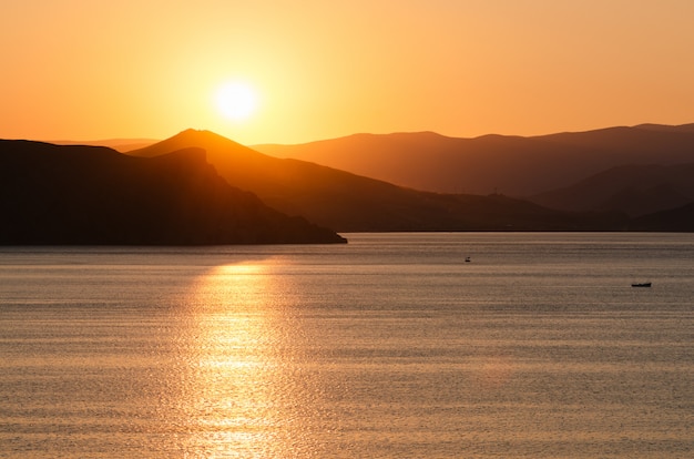 Paisaje marino con una hermosa puesta de sol