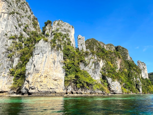 Paisaje marino con hermosa vista a la isla en el verano del mar en el mar de andaman krabi Tailandia