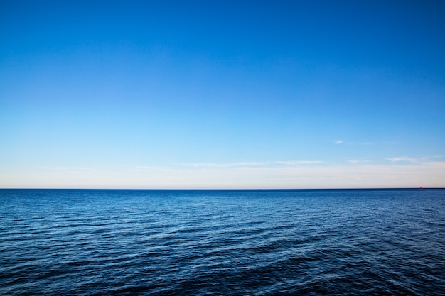 Paisaje marino con horizonte de mar y cielo azul profundo casi claro - Fondo