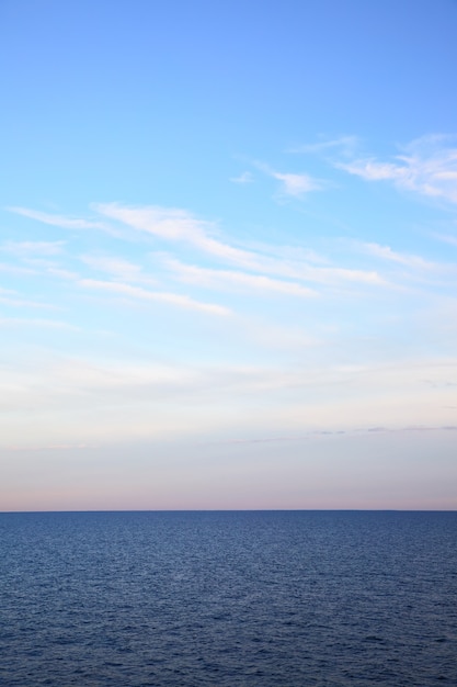 Paisaje marino con horizonte de mar. Composición de Copyspace, se puede utilizar como fondo