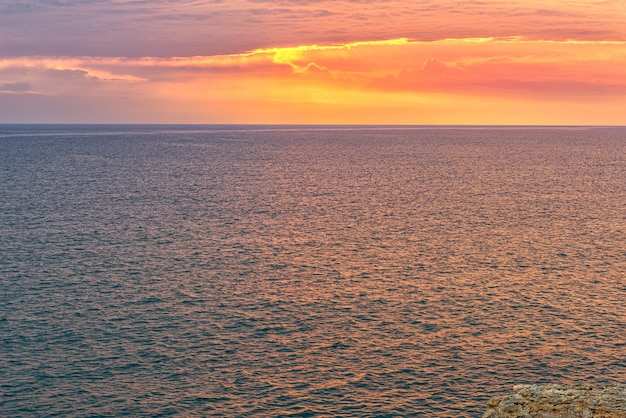 Paisaje marino con increíble iluminación del amanecer vespertino