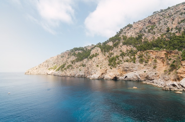 Paisaje marino en Mallorca. Vacaciones en el Mediterráneo.